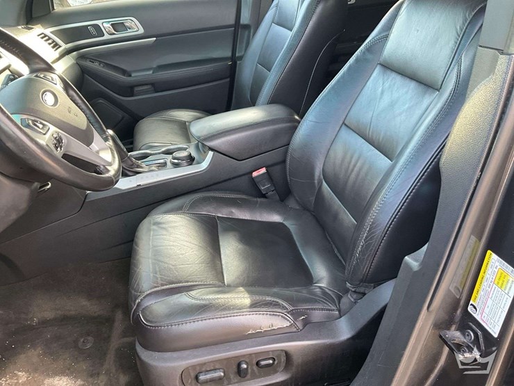2015-ford-explorer-image-12