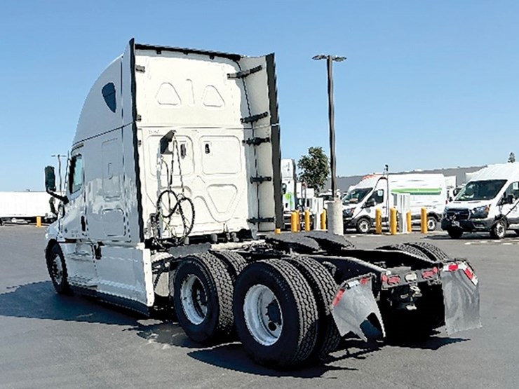 2021-freightliner-cascadia-126-image-2