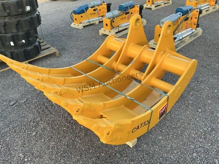2025-caterpillar-320-image-3