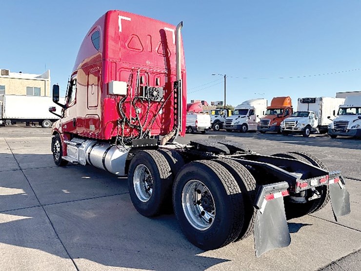 2021-freightliner-cascadia-126-image-2