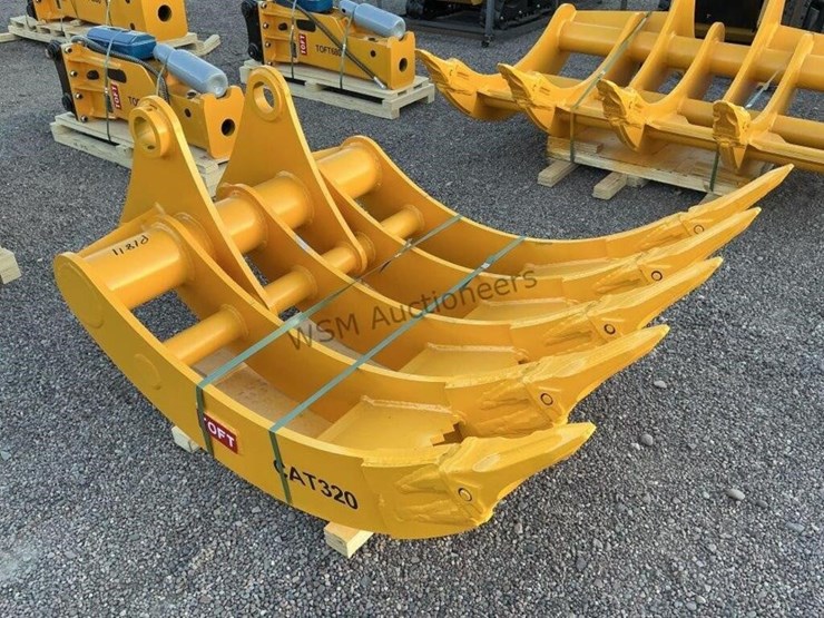 2025-caterpillar-320-image-2