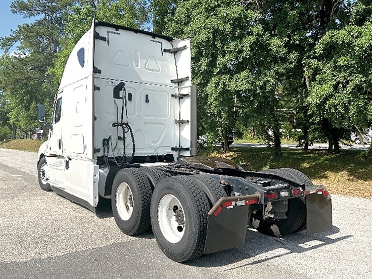 2020-freightliner-cascadia-126-image-2