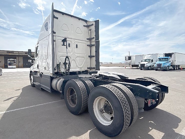 2023-freightliner-cascadia-126-image-2