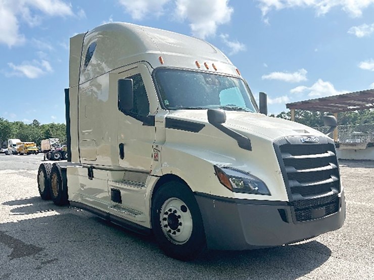 2020-freightliner-cascadia-126-image-1
