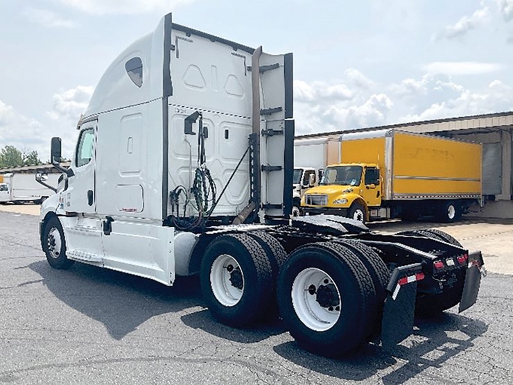 2020-freightliner-cascadia-126-image-2