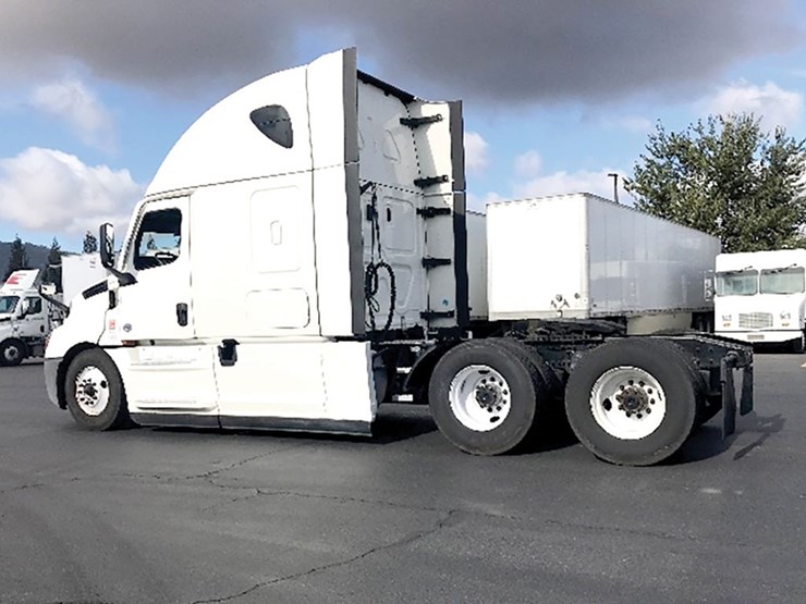 2022-freightliner-cascadia-126-image-2