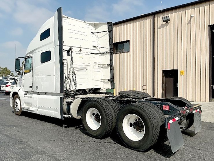 2022-volvo-vnl-760-image-2