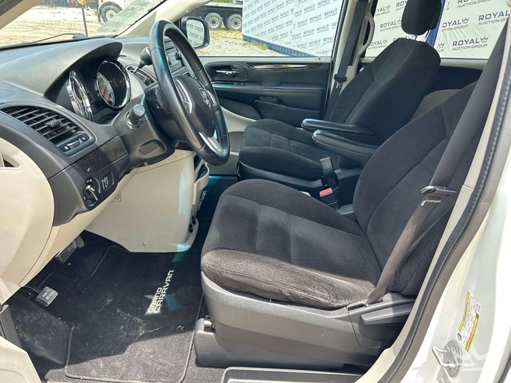 2016-dodge-grand-caravan-image-12