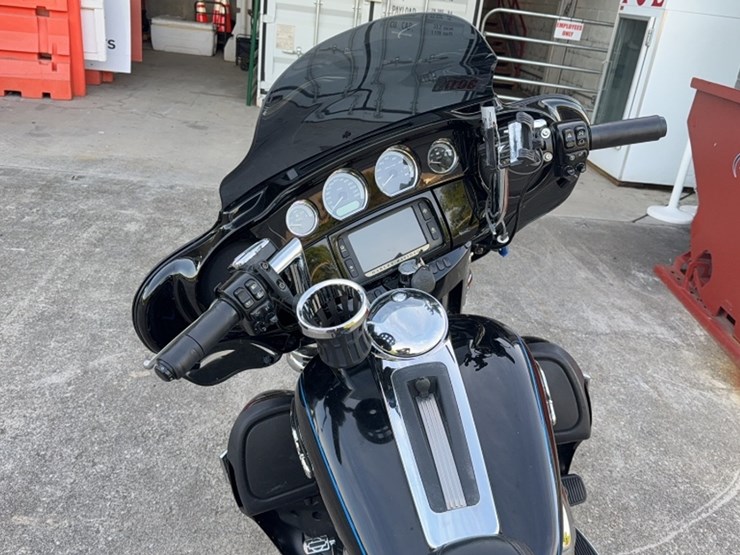 #3017-•-2015-harley-davidson-flh-motor-cycle-image-13