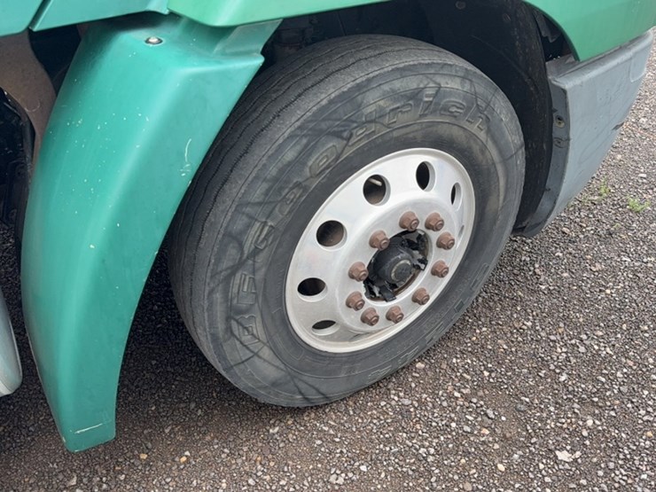 #2106-•-2004-freightliner-single-axle-road-tractor-image-4