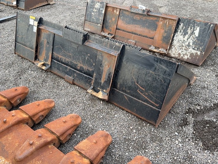 #2034-•-cat-84"-skid-steer-smooth-bucket-image-3