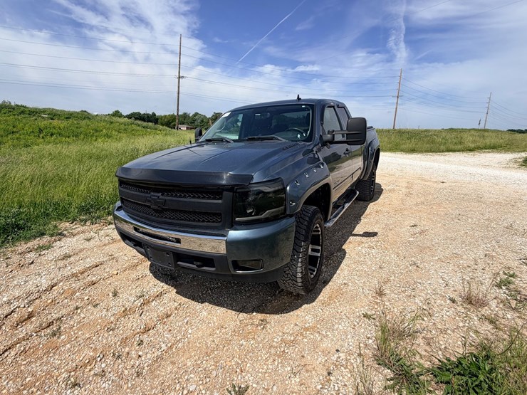 #24066-•-2011-chevrolet-silverado-pickup-truck-image-1