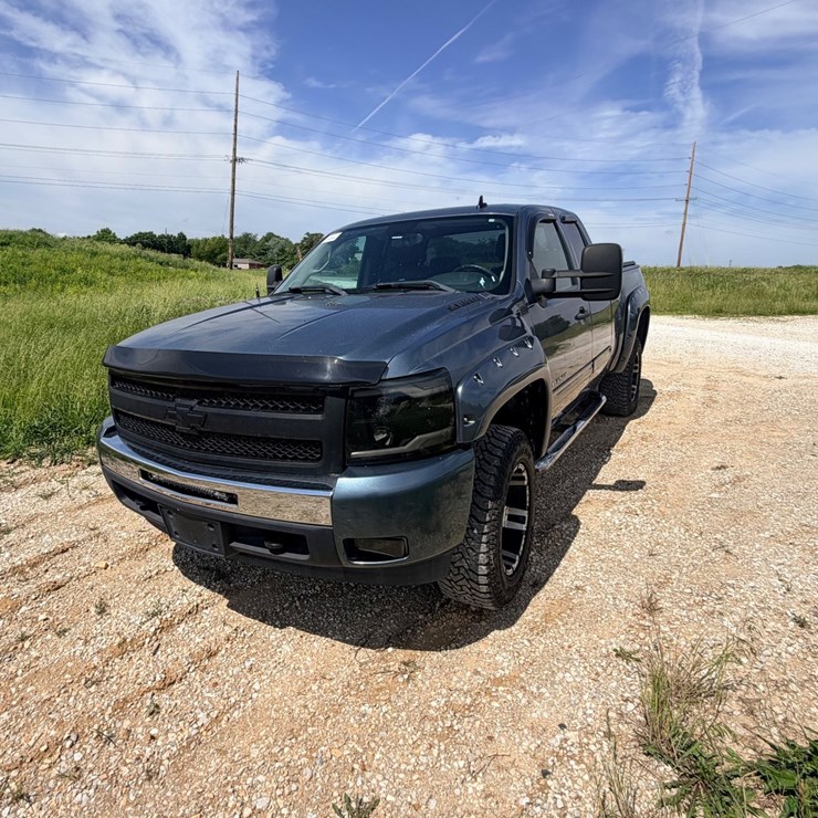 #24066 • 2011 Chevrolet Silverado Pickup Truck