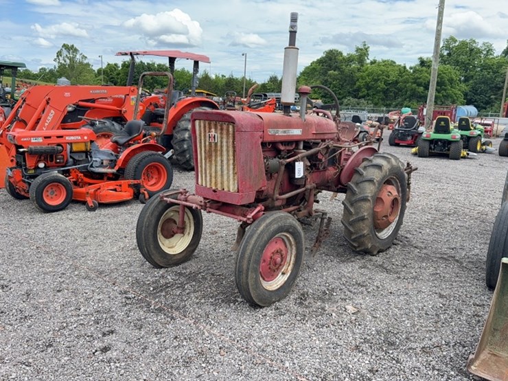 #3071-•-international-tractor-image-1