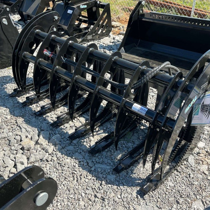 Unused 2026 FUTURE FT-CLG72 Skid Steer Grapple Attachment