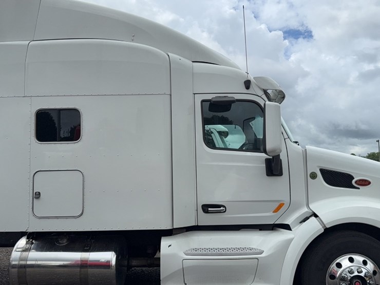 2015-peterbilt-579-image-4