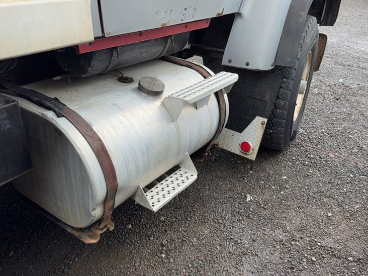 1988-ford-l9000-image-9