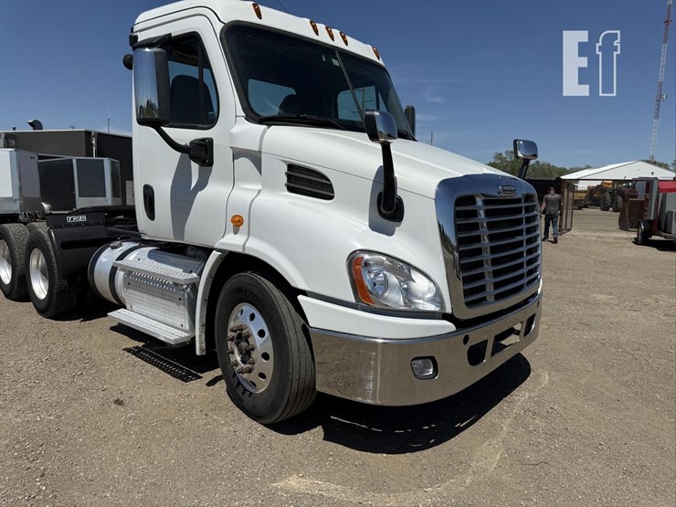2013-freightliner-cascadia-125-image-15