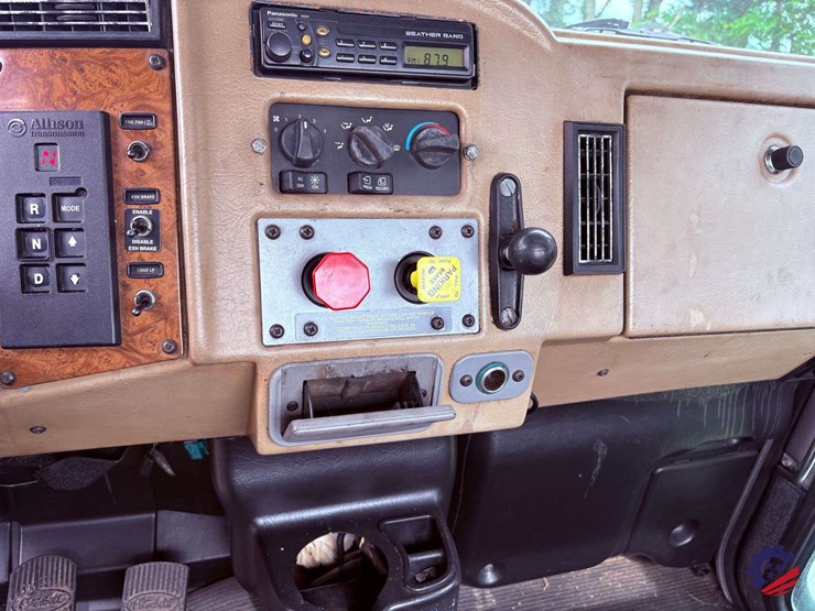 2006-peterbilt-335-image-62
