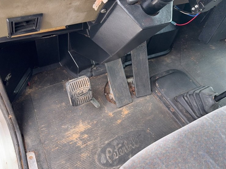1995-peterbilt-330-image-18