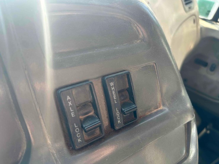 2005-sterling-l8500-image-22