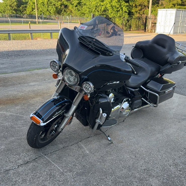 #3017 • 2015 HARLEY DAVIDSON FLH MOTOR CYCLE