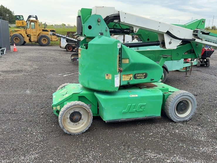 2011-jlg-e400ajp-image-7