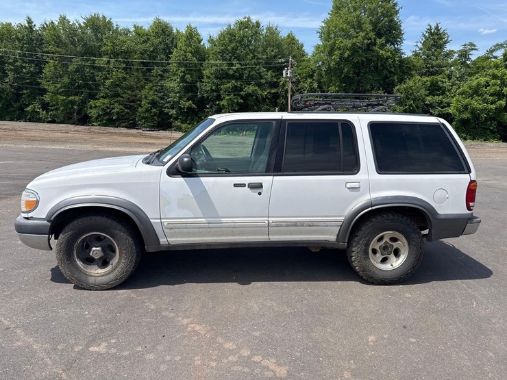 2001-ford-explorer-xlt-image-2