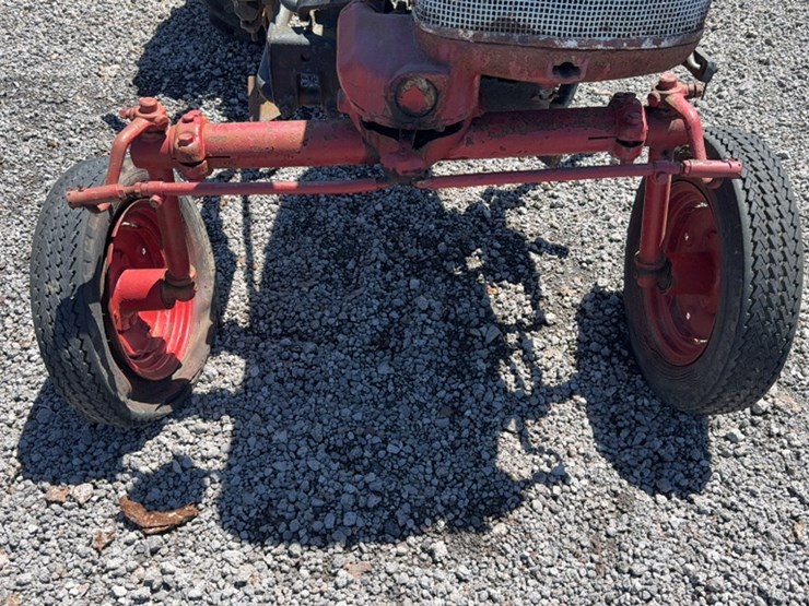 #3073-•-farmall-cub-tractor-image-4
