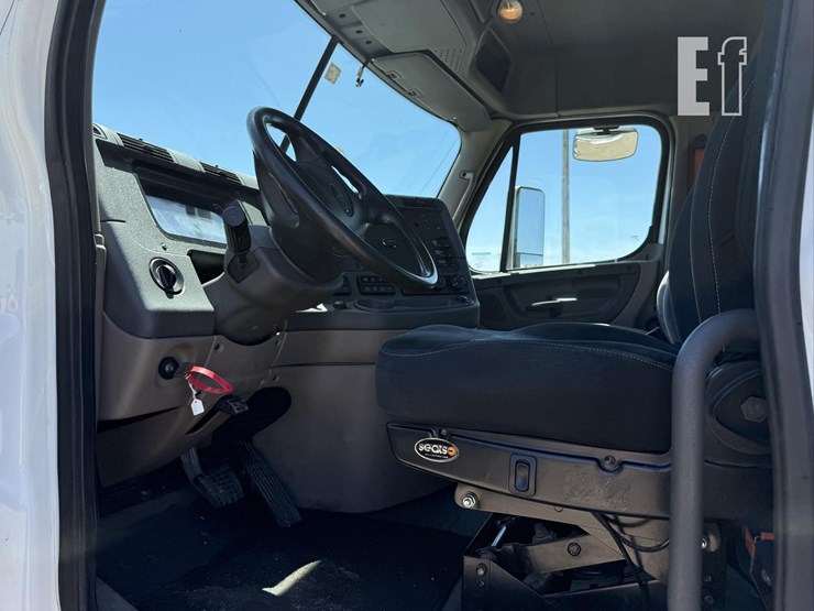 2013-freightliner-cascadia-125-image-35
