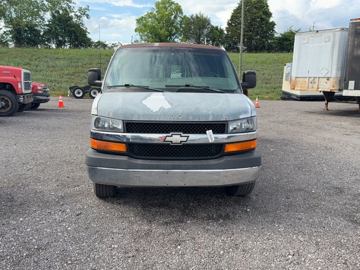 2004-chevrolet-3500-image-2