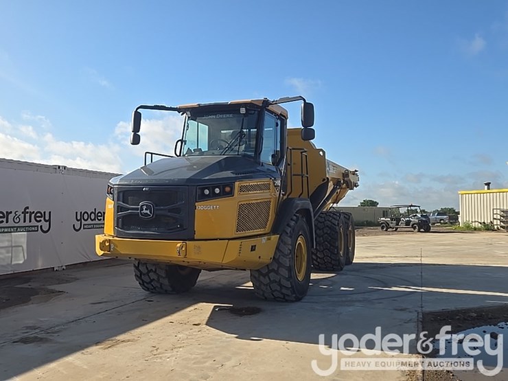 2023-deere-260e-image-1