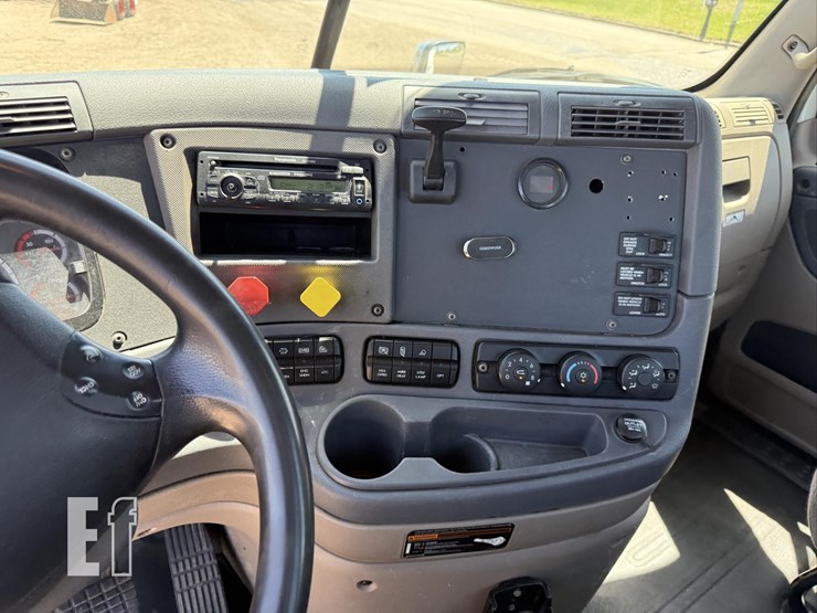 2013-freightliner-cascadia-125-image-37