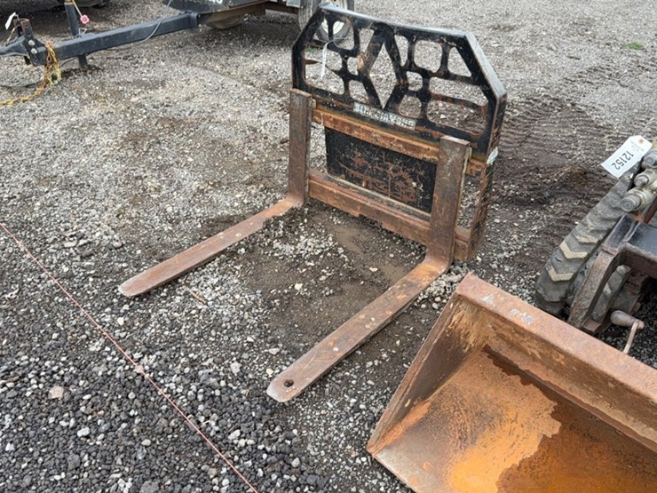 #2101-•-blue-diamond-36"-dingo-pallet-forks-image-1