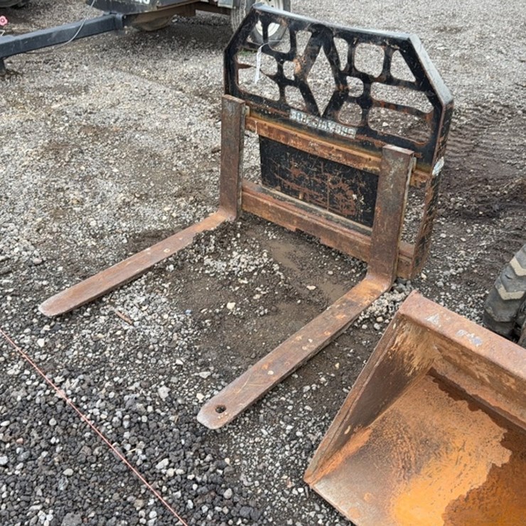 #2101 • BLUE DIAMOND 36" DINGO PALLET FORKS