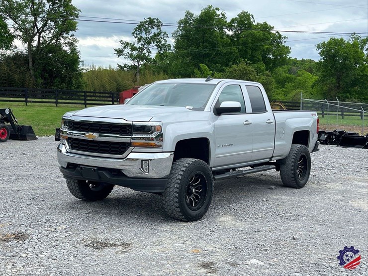 2017-chevrolet-silverado-lt-pickup-truck-image-12
