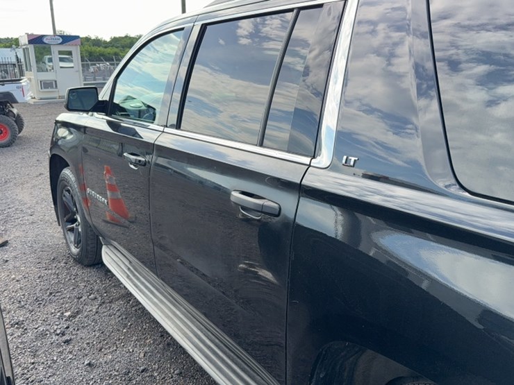 2015-chevrolet-suburban-image-10