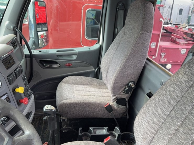 2015-peterbilt-579-image-15