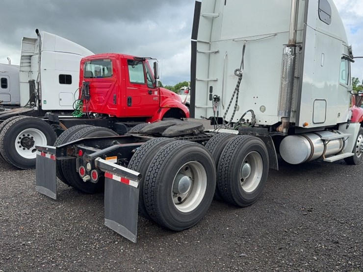 #2107-•-2016-freightliner-tandem-axle-road-tractor-image-7