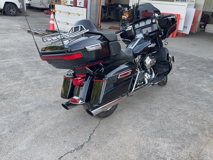 #3017-•-2015-harley-davidson-flh-motor-cycle-image-7