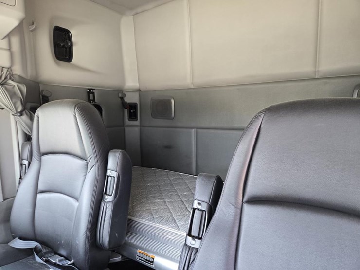 2018-kenworth-t680-image-22