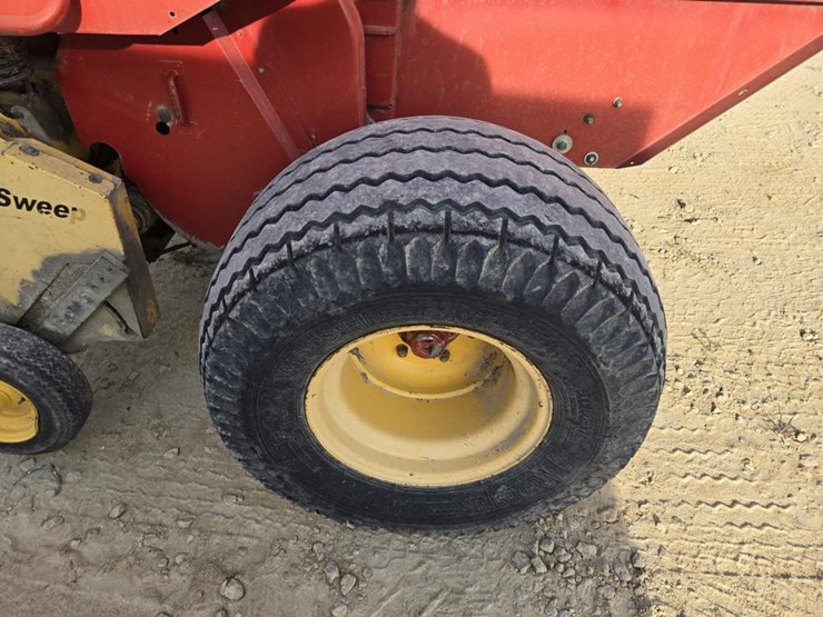 new-holland-br780a-image-15
