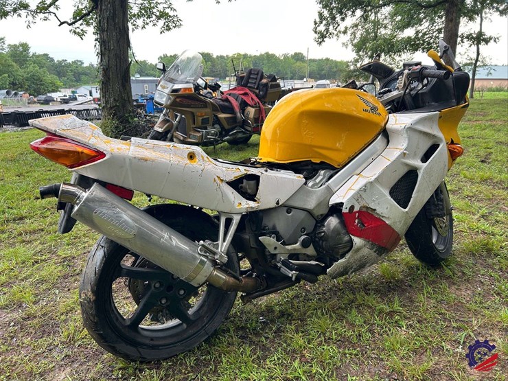 2000-honda-vfr800-(interceptor)-motorcycle-image-3