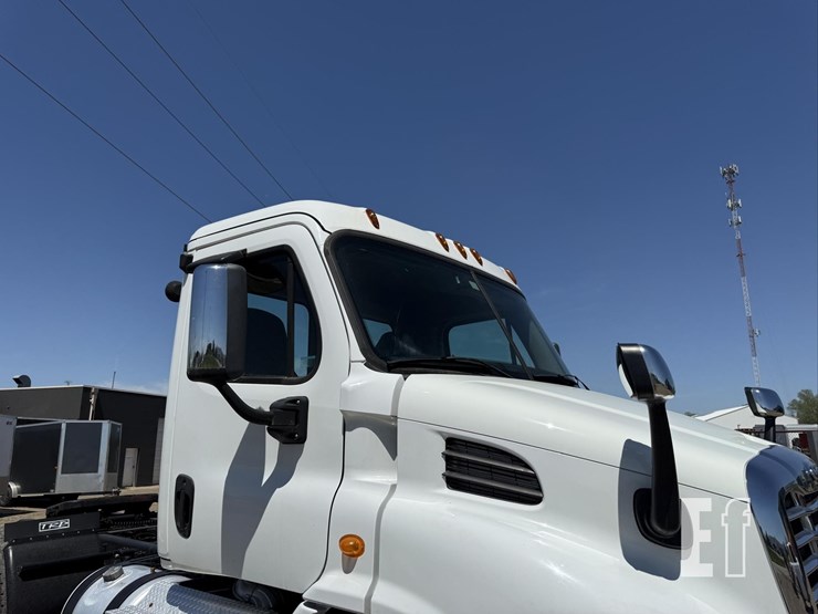 2013-freightliner-cascadia-125-image-25