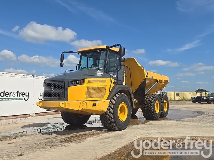 2023-deere-260e-image-1