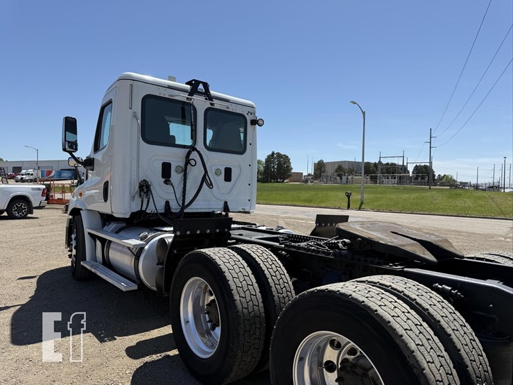 2013-freightliner-cascadia-125-image-17