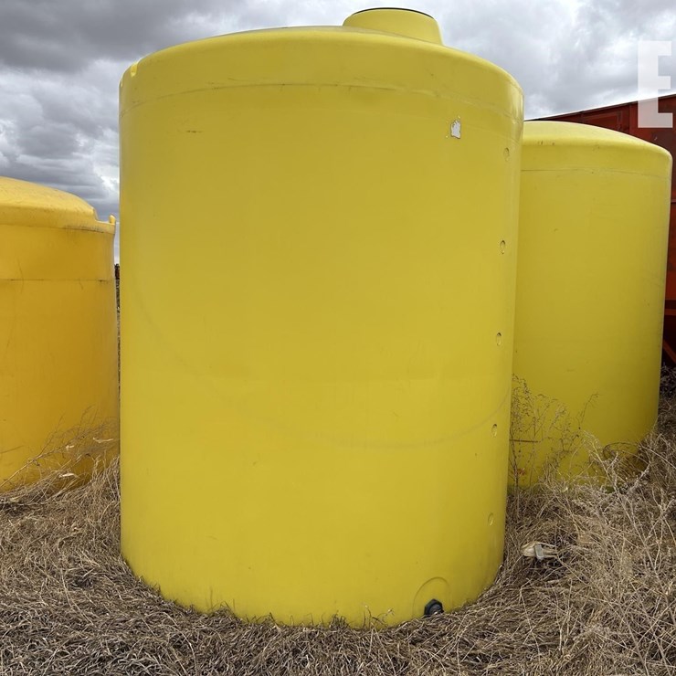 3,000 GALLON YELLOW TANKS