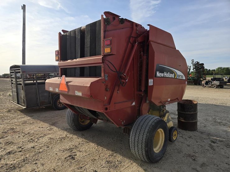 new-holland-br780a-image-10