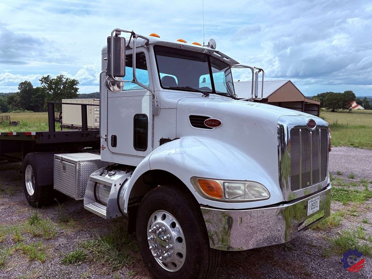 2006-peterbilt-335-image-8