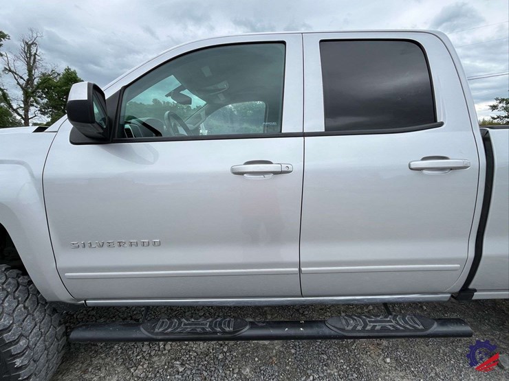 2017-chevrolet-silverado-lt-pickup-truck-image-19